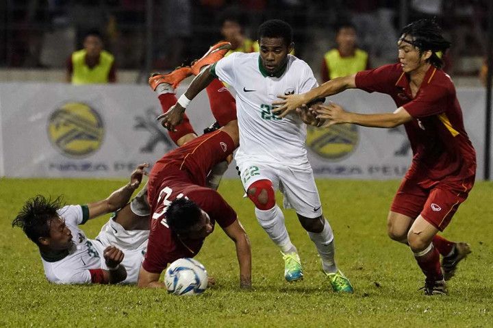 Yabes Roni (kedua kanan) berebut bola dengan pemain Timnas Vietnam U-22 Nguyen Tuan Anh (kanan).