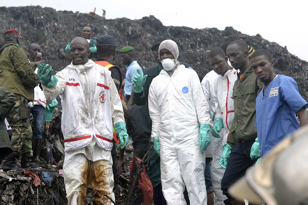 Sedikitnya delapan orang tewas sementara puluhan luka-luka dan beberapa lainnya belum ditemukan setelah tempat pembuangan sampah runtuh pascaguyuran hujan lebat yang terjadi selama seminggu terakhir.