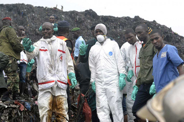 Sedikitnya delapan orang tewas sementara puluhan luka-luka dan beberapa lainnya belum ditemukan setelah tempat pembuangan sampah runtuh pascaguyuran hujan lebat yang terjadi selama seminggu terakhir.