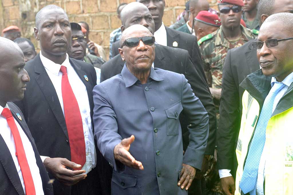 Presiden Guinea Alpha Conde turut memantau proses evakuasi korban longsoran sampah di Hamdallai.