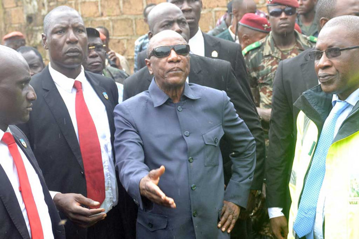 Presiden Guinea Alpha Conde turut memantau proses evakuasi korban longsoran sampah di Hamdallai.