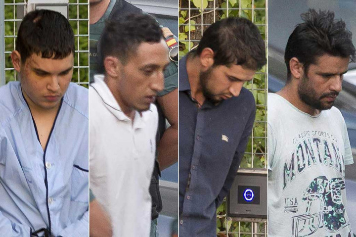 Empat tersangka yang diduga terlibat dalam serangan teror di Barcelona dan Cambrils mendapat pengawalan ketat saat dibawa keluar dari penjara di Tres Cantos, dekat Madrid, untuk dibawa ke Pengadilan Nasional, Selasa (22/8/2017) waktu setempat.