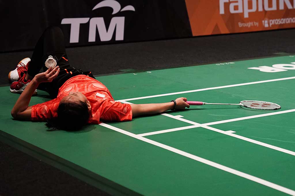 Tunggal kedua Hanna Ramadini sebenarnya berpeluang untuk mengejar ketertinggalan. Namun Hanna tampil kurang maksimal dan kalah 16-21 dan 13-21 dari Goh Jin Wei.