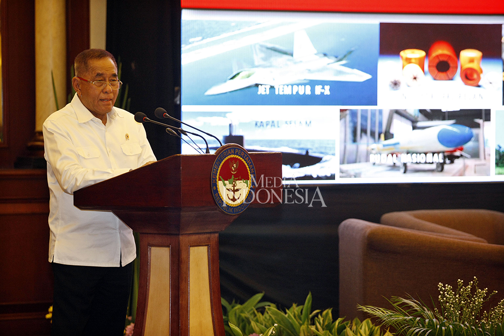 Menteri Pertahanan Ryamizard Ryacudu memberikan kata sambutan saat peluncuran buku Kebijakan Komite Kebijakan Industri Pertahanan (KKIP) di Kantor Kementerian Pertahanan.