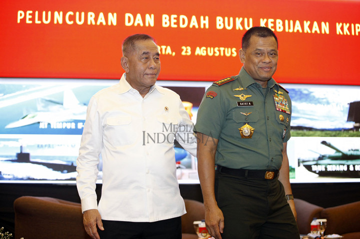 Menteri Pertahanan Ryamizard Ryacudu dan Panglima TNI Gatot Nurmantyo menghadiri peluncuran buku Kebijakan Komite Kebijakan Industri Pertahanan (KKIP) di Kantor Kementerian Pertahanan, Jakarta.