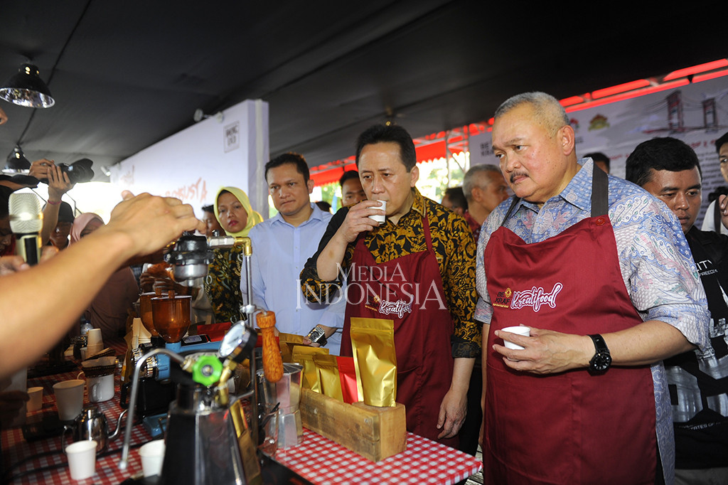 Metrotvnews.com, Palembang: Sejumlah pengusaha kuliner se-Sumsel mengikuti ajang Kreatifood yang digagas Badan Ekonomi Kreatif (Bekraf), Rabu (23/8/2017). Acara ini berlangsung selama enam hari yakni 22-27 Agustus 2017 dimana didalamnya terdapat rangkaian pameran adu kreatif kuliner nusantara. MI/Dwi Apriani
