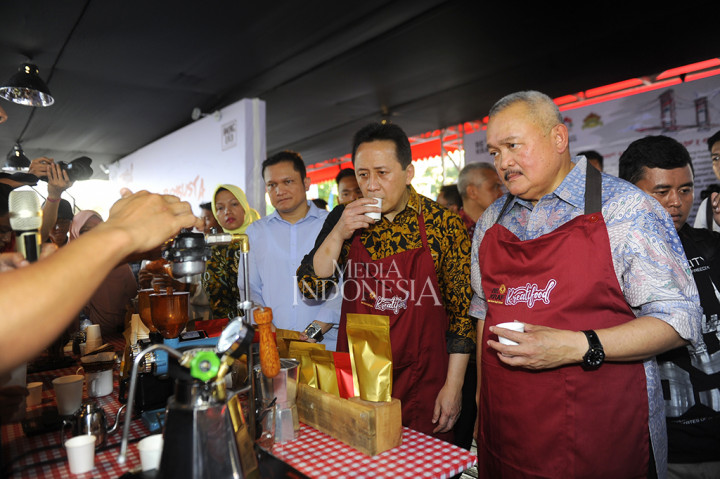 Metrotvnews.com, Palembang: Sejumlah pengusaha kuliner se-Sumsel mengikuti ajang Kreatifood yang digagas Badan Ekonomi Kreatif (Bekraf), Rabu (23/8/2017). Acara ini berlangsung selama enam hari yakni 22-27 Agustus 2017 dimana didalamnya terdapat rangkaian pameran adu kreatif kuliner nusantara. MI/Dwi Apriani
