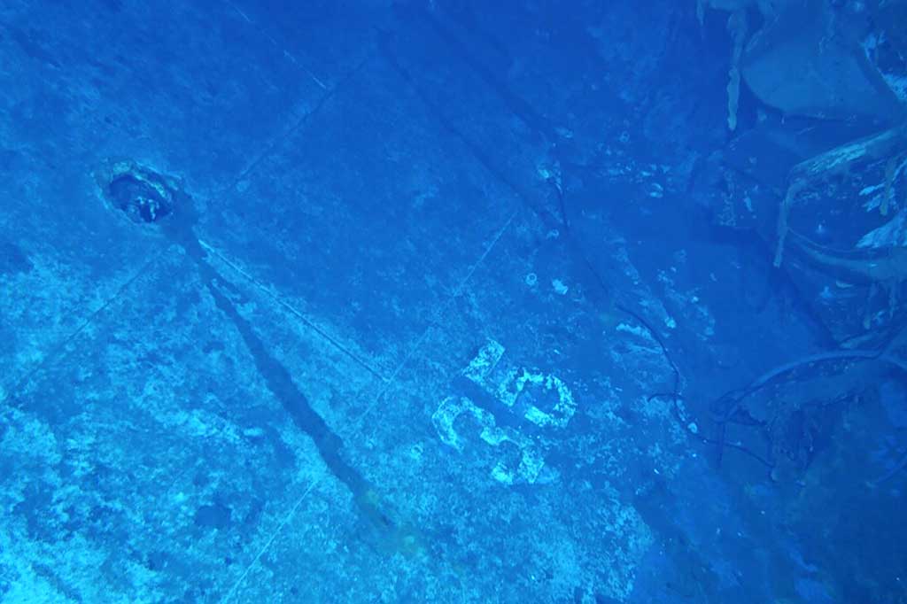 Puing-puing dari kapal perang AS USS Indianapolis (CA 35) ditemukan di Laut Filipina pada kedalaman 5,5 kilometer di bawah permukaan.