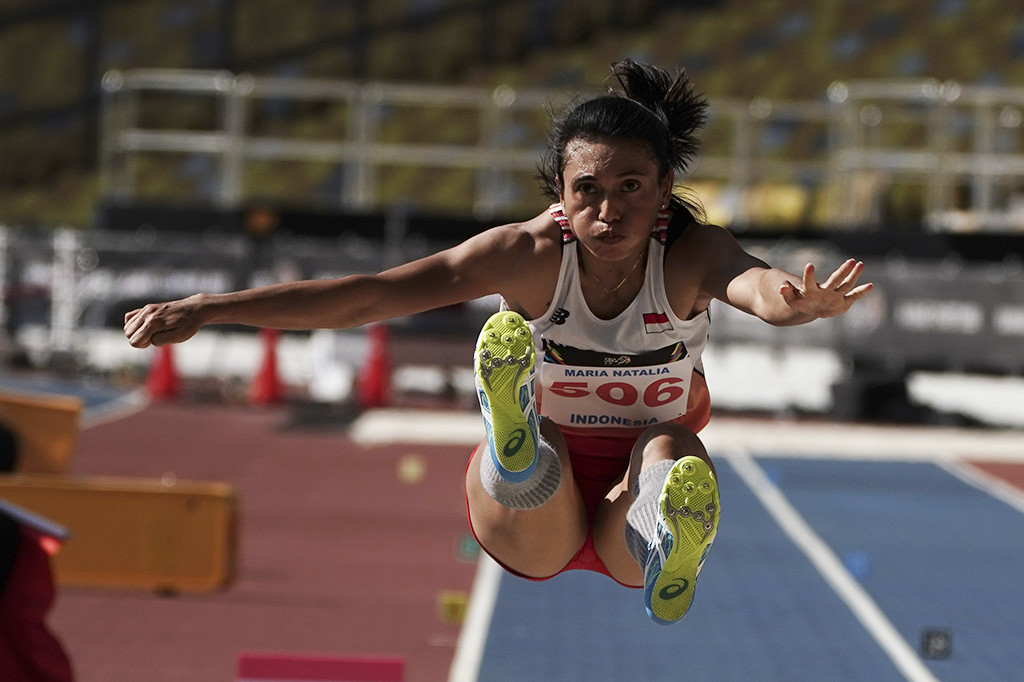 Atlet putri Indonesia meraih medali perak pada nomor lompat jangkit SEA Games 2017 Kuala Lumpur.