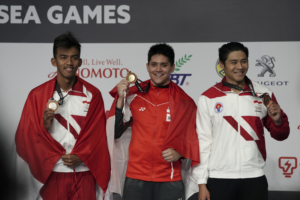 Triady Fauzi Sidiq (kiri) bersama Glenn Victor Sutanto (kanan) yang meraih perunggu. Emas diraih perenang Singapura Joshep Schooling dengan catatan waktu 51.38 detik.