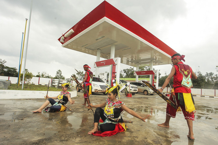 Petugas SPBU berbusana adat dayak menari saat peresmian SPBU Modular di Telaga Pulang, Kalimantan Tengah.