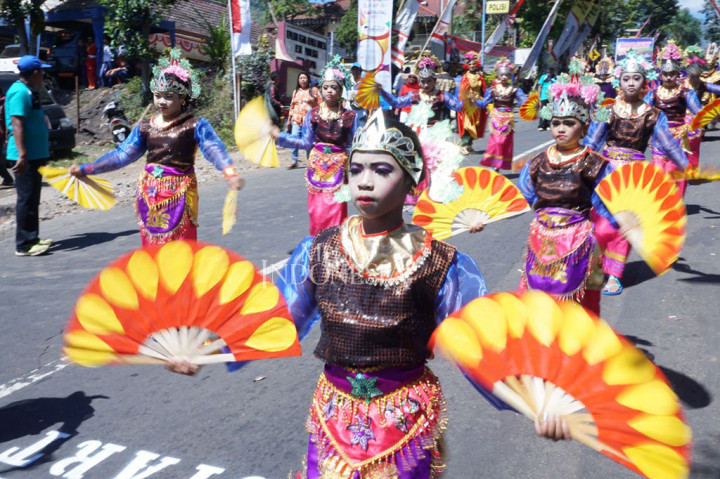 Ribuan pelajar dan masyarakat Suku Tengger di Kecamatan Sukapura, Kabupaten Probolinggo menggelar Bromo Tengger Sukapura Carnival.