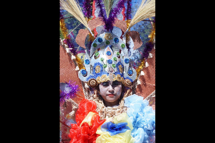 Para peserta menggunakan pakaian tradisi suku Tengger dan suku-suku lainnya di Indonesia. Ada juga pakaian daur ulang yang dihias.