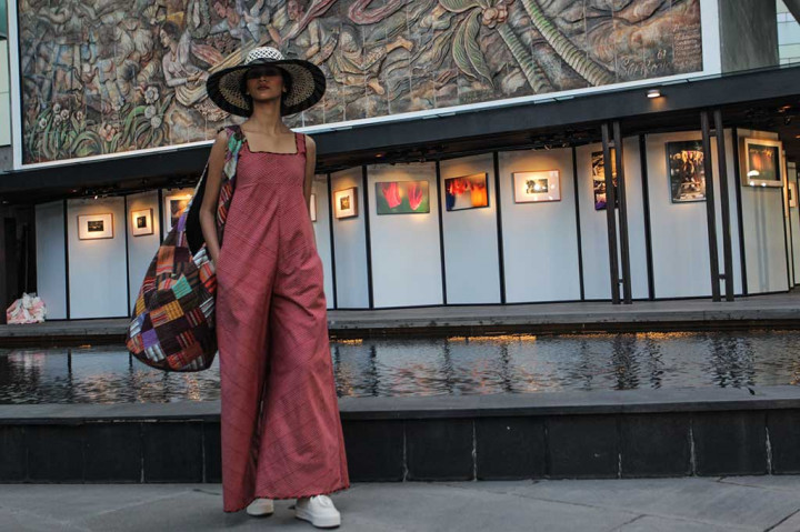 Model memperagakan busana kain lurik karya Edward Hutabarat di Plataran Ramayana Hotel Indonesia, Jakarta, Rabu (23/8/2017).