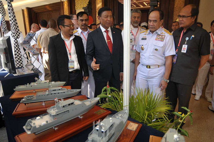 Kepala Staf Angkatan Laut Laksamana Ade Supandi (kedua kanan) berbincang dengan Menko Polhukam Wiranto (keempat kanan) saat meninjau pameran pada Simposium Internasional ke-3 Keamanan Maritim 2017 di Nusa Dua, Bali, Kamis (24/8/2017).