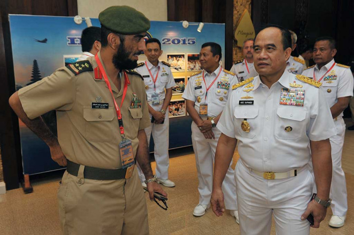 KSAL Laksamana Ade Supandi berbincang dengan delegasi Arab Saudi Brigadir Jenderal Abdulaziz Al Ajlan.