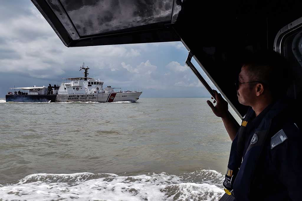 Operasi pencarian dan penyelamatan 10 pelaut AS oleh Malaysian Maritime Enforcement Agency.