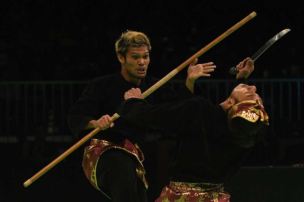 Pesilat Indonesia Yolla Primadona Jumpil (kiri) dan Hendy beraksi dalam nomor seni ganda putra pencak silat SEA GamesKuala Lumpur, di KLCC, Kuala Lumpur, Kamis (24/8/2017).