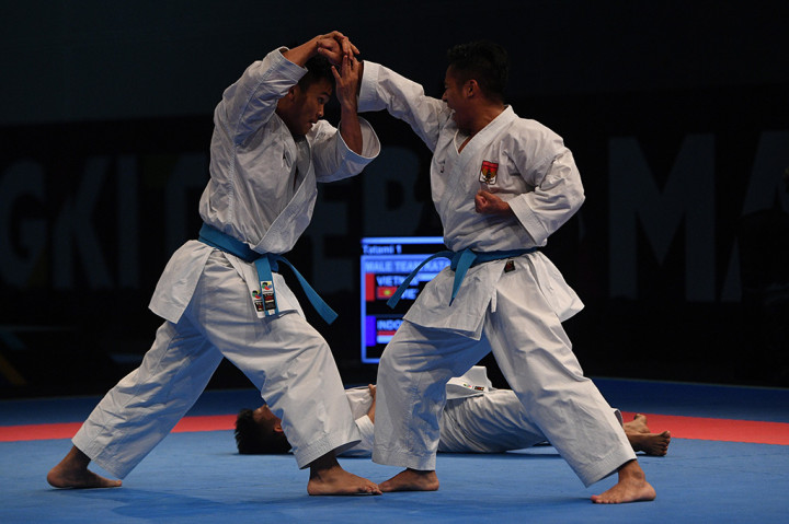Andi Tomy, Andi Dasril dan Aspar berhasil mendapat meali perak dari nomor kata beregu putra karate.