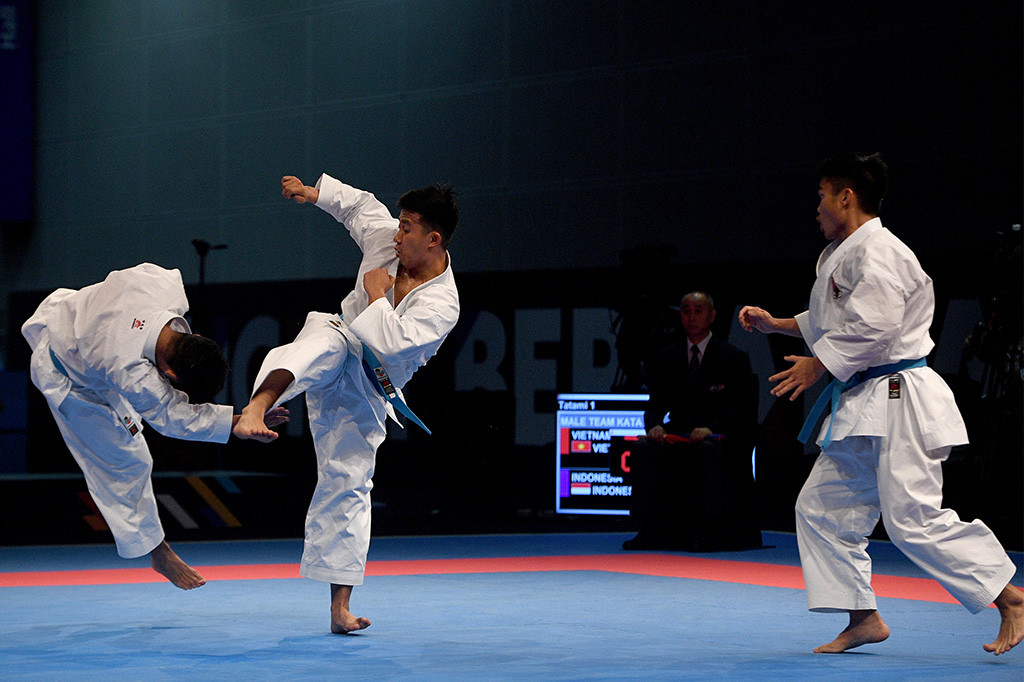 Tim karate putra Indonesia Andi Tomy (kiri), Aspar (tengah) dan Andi Dasril beraksi dalam nomor kata beregu putra karate SEA Games 2017 Kuala Lumpur di KLCC, Kuala Lumpur, Malaysia.