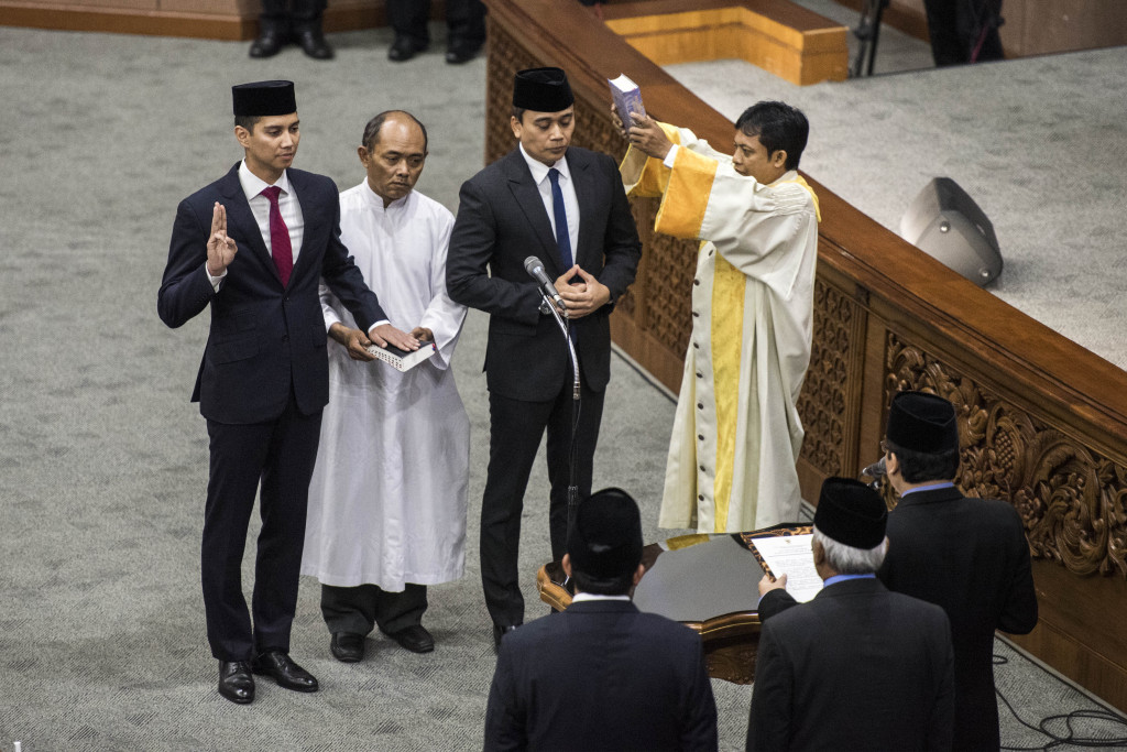 Politikus Partai Demokrat Putu Supadma Rudana (kedua kanan) dan politikus Partai Gerindra Budisatrio Djiwandono (kiri) mengambil sumpah jabatan saat dilantik pergantian antarwaktu (PAW) anggota DPR saat sidang Paripurna di Kompleks Parlemen, Senayan, Jakarta, Kamis (24/8). Putu Supadma Rudana secara resmi menggantikan I Putu Sudiartana dan Budisatrio Djiwandono menggantikan Luther Kombong yang meninggal dunia.