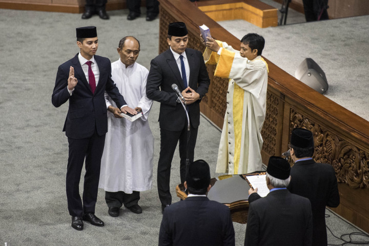 Politikus Partai Demokrat Putu Supadma Rudana (kedua kanan) dan politikus Partai Gerindra Budisatrio Djiwandono (kiri) mengambil sumpah jabatan saat dilantik pergantian antarwaktu (PAW) anggota DPR saat sidang Paripurna di Kompleks Parlemen, Senayan, Jakarta, Kamis (24/8). Putu Supadma Rudana secara resmi menggantikan I Putu Sudiartana dan Budisatrio Djiwandono menggantikan Luther Kombong yang meninggal dunia.