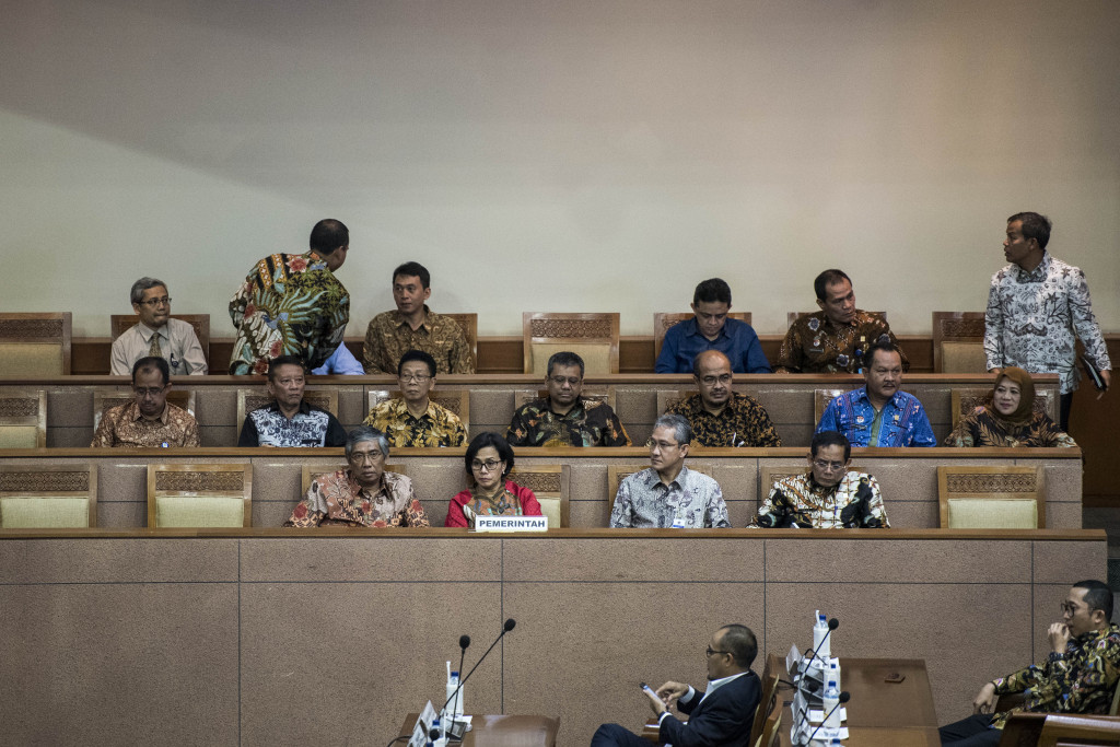 Menkeu Sri Mulyani Indrawati didampingi Wamenkeu Mardiasmo (kiri) menghadiri sidang Paripurna DPR dengan agenda mendengarkan pandangan fraksi atas RUU APBN 2018 dan nota keuangannya. 