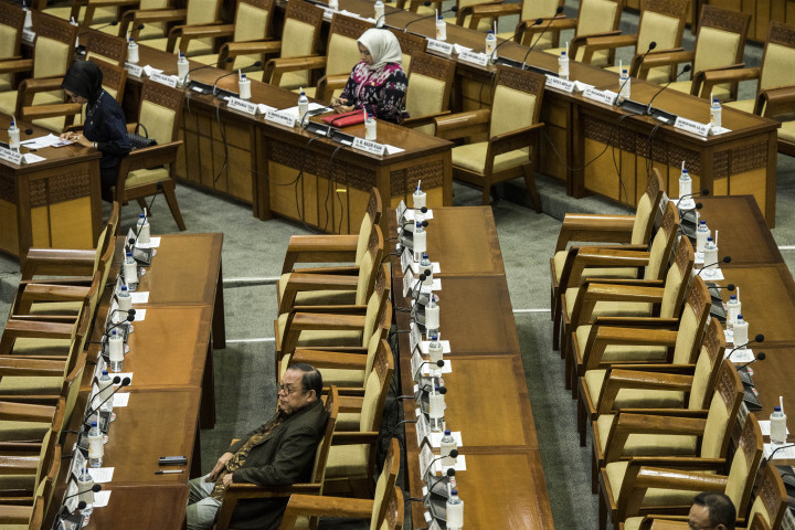 Sebagian dari lima ratusan kursi sidang terlihat kosong.