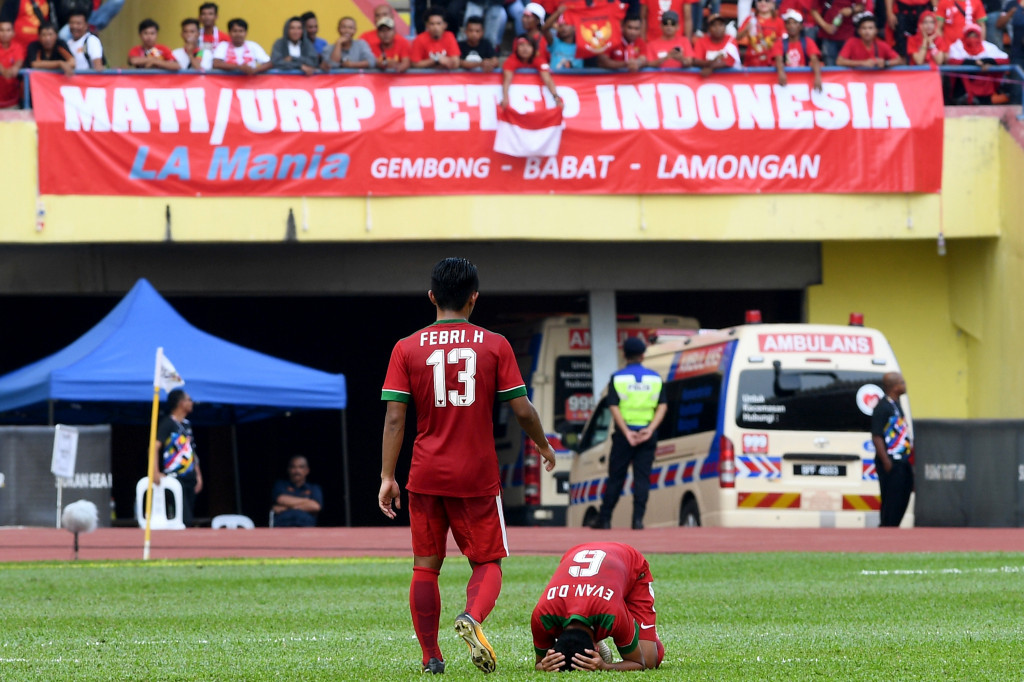 Evan Dimas sujud syukur atas kemenangan yang dicapai dalam permanian cukup keras. Indonesia melaju ke semifinal untuk berhadapan dengan Malaysia selaku juara Grup A.