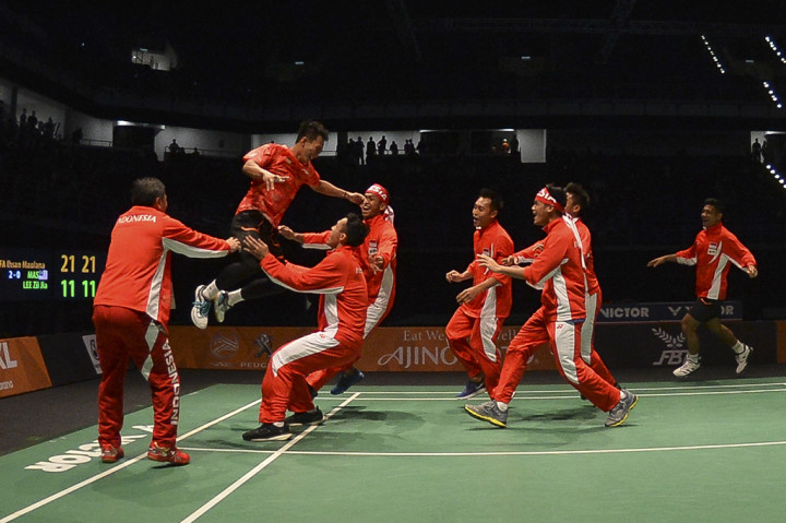 Tim bulu tangkis Indonesia berhasil mempersembahkan medali emas setelah mengalahkan Malaysia dengan skor 3-0.