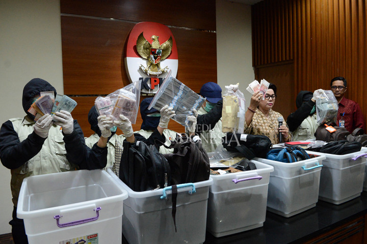 KPK menyita uang senilai Rp20 miliar lebih pada kasus OTT yang melibatkan Dirjen Hubla Kementerian Perhubungan, Antonius Tonny Budiono.