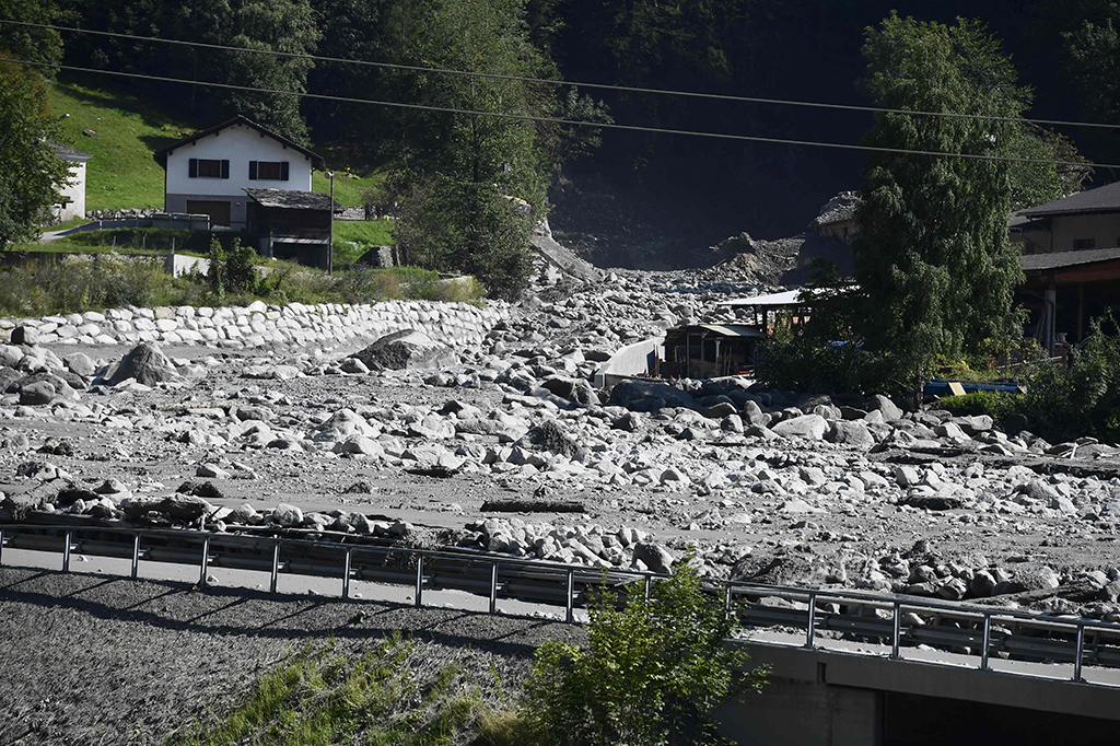 Bencana longsor terjadi di sisi tenggara Swiss, Kamis (24/8/2017). Sedikitnya 14 orang dilaporkan hilang akibat kejadian ini. 