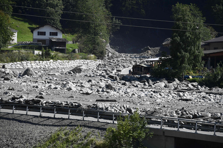 Bencana longsor terjadi di sisi tenggara Swiss, Kamis (24/8/2017). Sedikitnya 14 orang dilaporkan hilang akibat kejadian ini. 