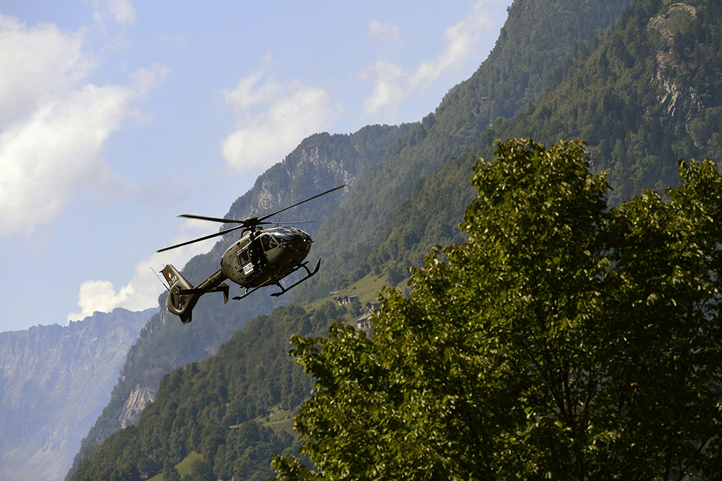 Helikopter dan alat berat pun dikerahkan untuk upaya pencarian dan penyelamatan korban. 