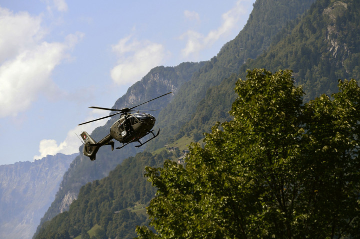 Helikopter dan alat berat pun dikerahkan untuk upaya pencarian dan penyelamatan korban. 