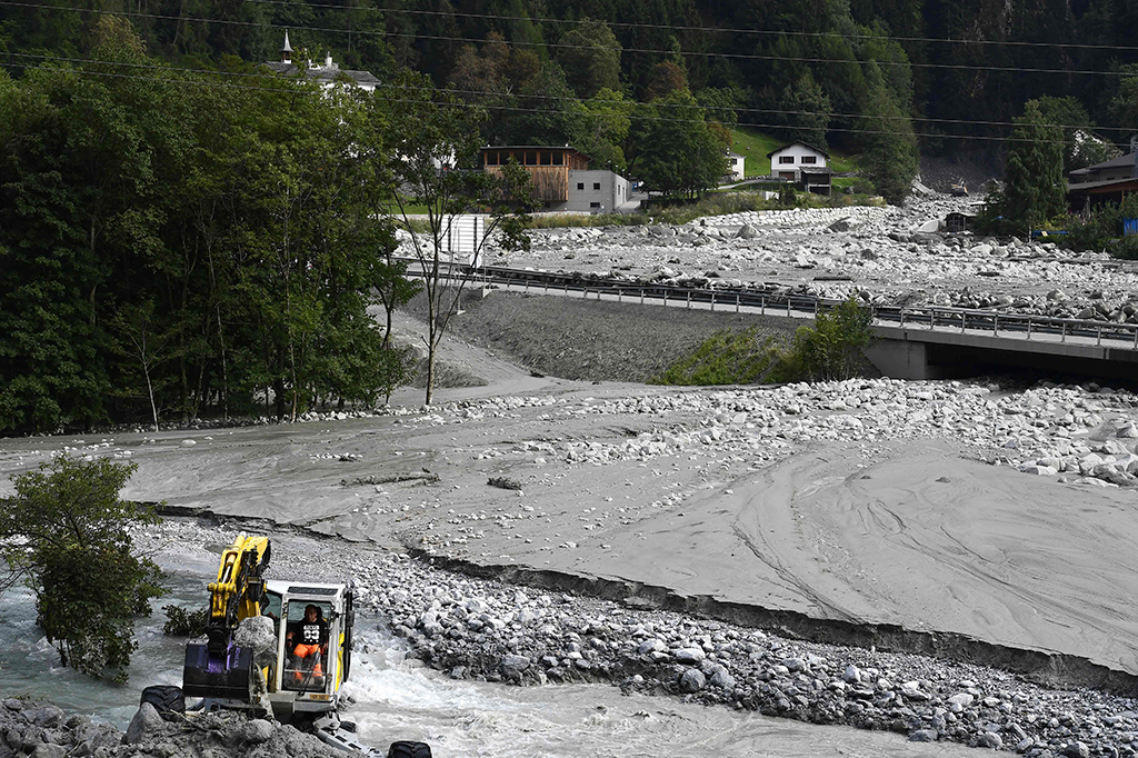 Alat bertat dikerahkan untuk upaya pencarian dan penyelamatan korban. Sekitar 100 orang telah berhasil dievakuasi. Bebatuan dan lumpur menghantam rumah-rumah mereka saat longsor terjadi. 