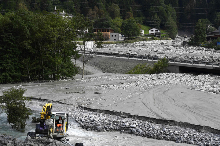 Alat bertat dikerahkan untuk upaya pencarian dan penyelamatan korban. Sekitar 100 orang telah berhasil dievakuasi. Bebatuan dan lumpur menghantam rumah-rumah mereka saat longsor terjadi. 