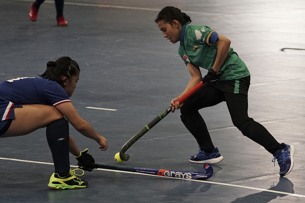 Atlet hoki indoor putri Indonesia Annur El Sammy bertanding melawan Filipina pada format setengah kompetisi SEA Games XXIX Kuala Lumpur, di MITEC, Kuala Lumpur, Malaysia, Kamis (24/8/2017).