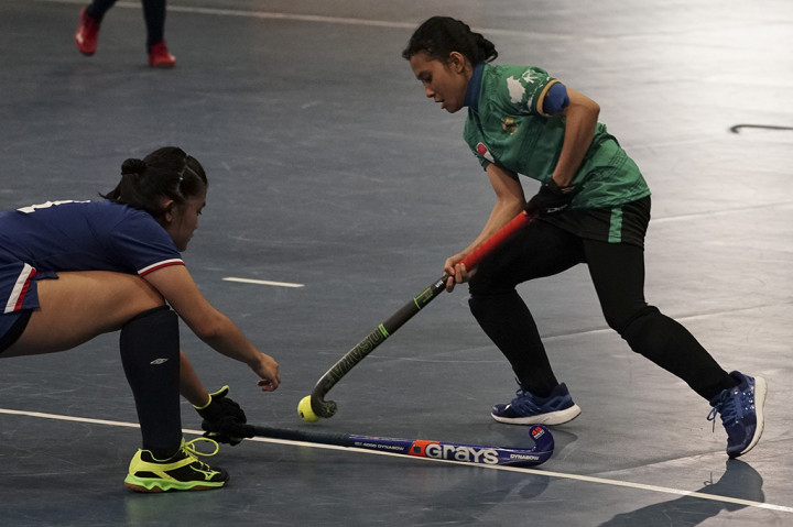 Atlet hoki indoor putri Indonesia Annur El Sammy bertanding melawan Filipina pada format setengah kompetisi SEA Games XXIX Kuala Lumpur, di MITEC, Kuala Lumpur, Malaysia, Kamis (24/8/2017).