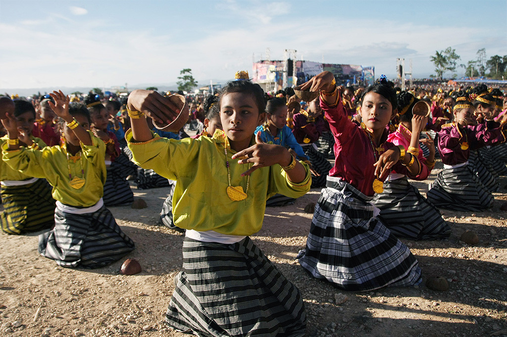 Sepuluh ribu penari menari Tarian Waindorigi dengan alat pukul tempurung kelapa pada Festival Budaya Buton Tua di lapangan Takawa di Pasar Wajo, Buton, Sulawesi Tenggara. Ada beberapa event unik dan menarik yang disajikan dalam festival ini.