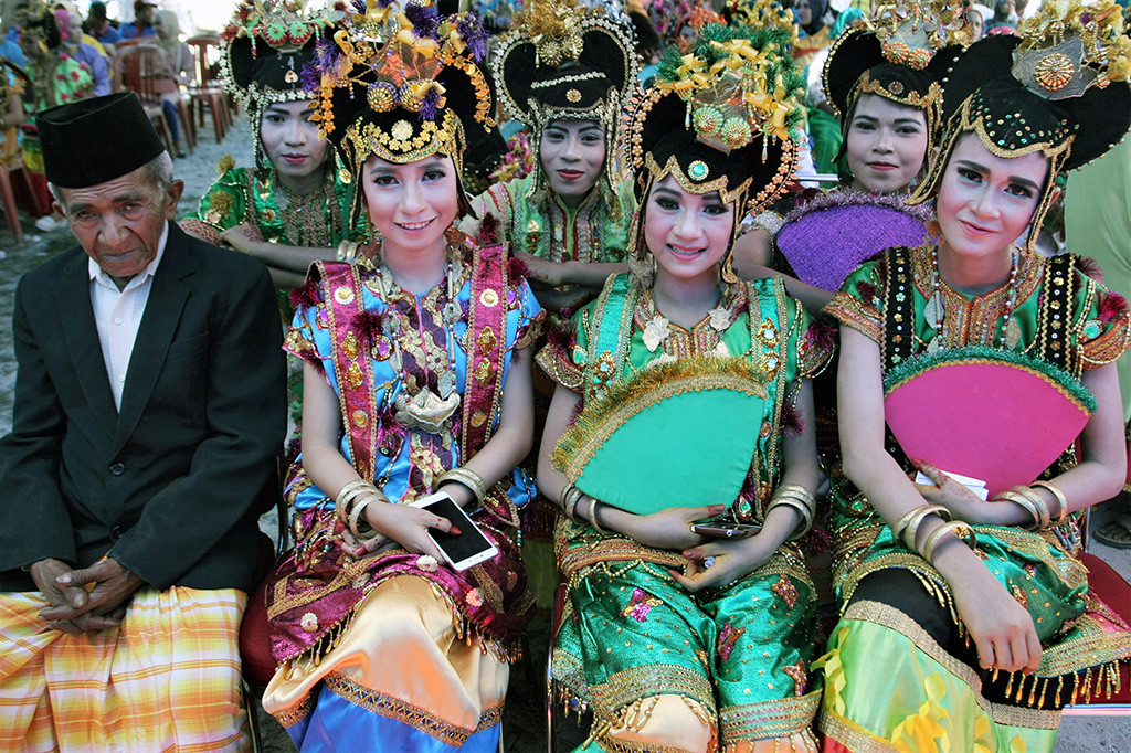 Sejumlah dari 350 gadis yang siap dilamar pria, mengikuti upacara adat Posuo untuk bisa memberi ketentraman dalam rumah tangga saat Festival Budaya Buton Tua di lapangan Takawa di Pasar Wajo, Buton, Sulawesi Tenggara, Kamis (24/8/2017). Festival Pasuo merupakan tradisi pingitan bagi gadis remaja sebelum memasuki usia dewasa.