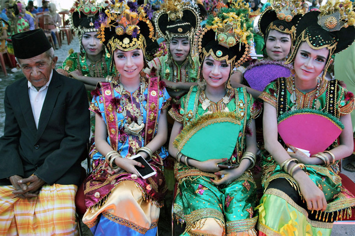 Sejumlah dari 350 gadis yang siap dilamar pria, mengikuti upacara adat Posuo untuk bisa memberi ketentraman dalam rumah tangga saat Festival Budaya Buton Tua di lapangan Takawa di Pasar Wajo, Buton, Sulawesi Tenggara, Kamis (24/8/2017). Festival Pasuo merupakan tradisi pingitan bagi gadis remaja sebelum memasuki usia dewasa.