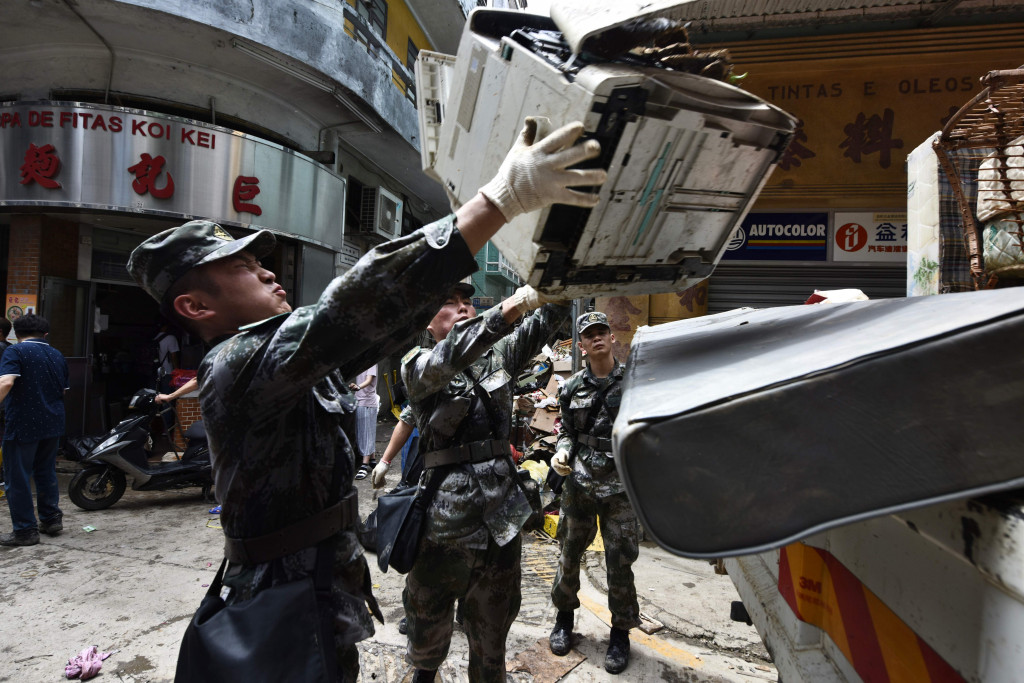 Militer Tiongkok dikerahkan untuk melakukan tanggap darurat yang sekaligus membersihkan kerusakan dampak topan.