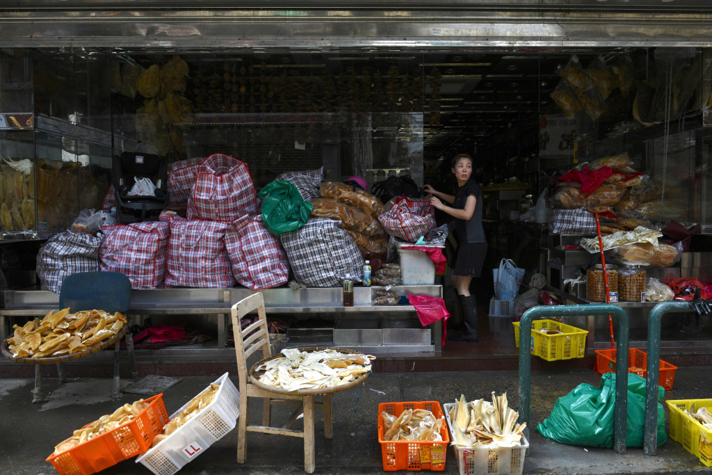 Warga menjemur barang dagangannya yang basah terendam banjir rob. Banjir yang terjadi terhitung sebentar, tetapi sangat merusak. 
