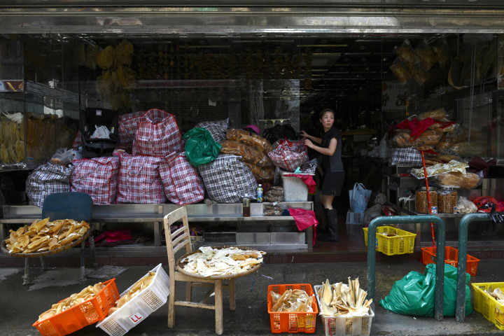 Warga menjemur barang dagangannya yang basah terendam banjir rob. Banjir yang terjadi terhitung sebentar, tetapi sangat merusak. 