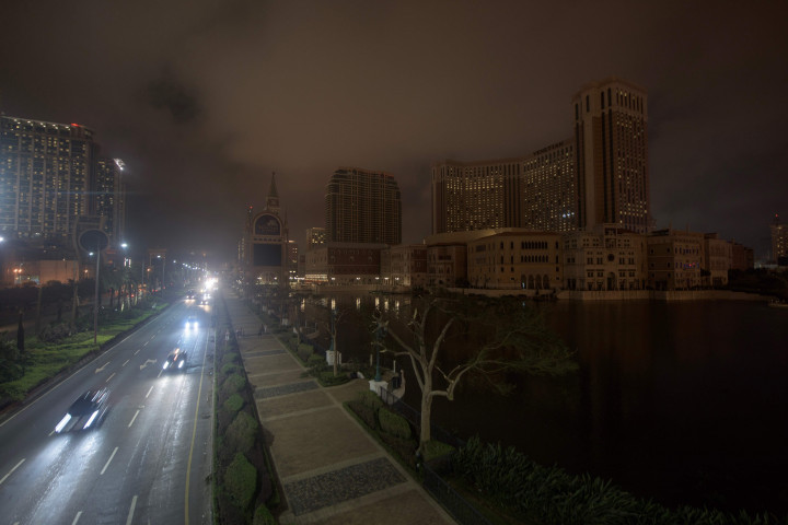 Kegelapan menyelimuti Venetian Macau Resort pada malam ketika topan melanda. Topan memutus aliran listrik ke kota yang dikenal dengan kasino-nya. 