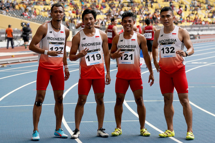Tim lari estafet putra Indonesia Iswandi, Eko Rimbawan, Fadlin dan Yaspi Bobi berfoto selepas berlaga dalam nomor estafet 4x100 meter putra SEA Games 2017.