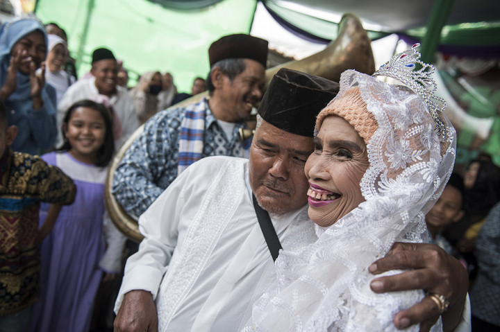 Pasangan pengantin tertua Kosim (kiri) memeluk Mardiyati (kanan) saat mengikuti Nikah Massal PKB Mantu yang diselenggarakan DPP Partai Kebangkitan Bangsa (PKB) di Jakarta.