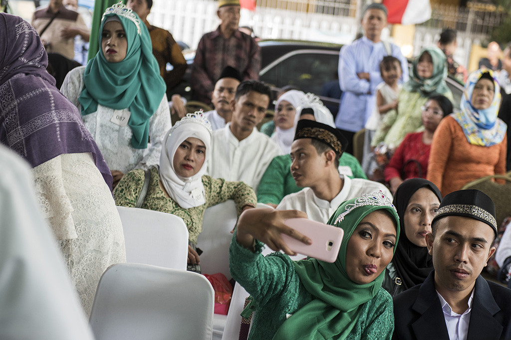 Sebanyak 143 pasangan yang berasal dari lima wilayah di DKI mengikuti nikah massal tersebut.