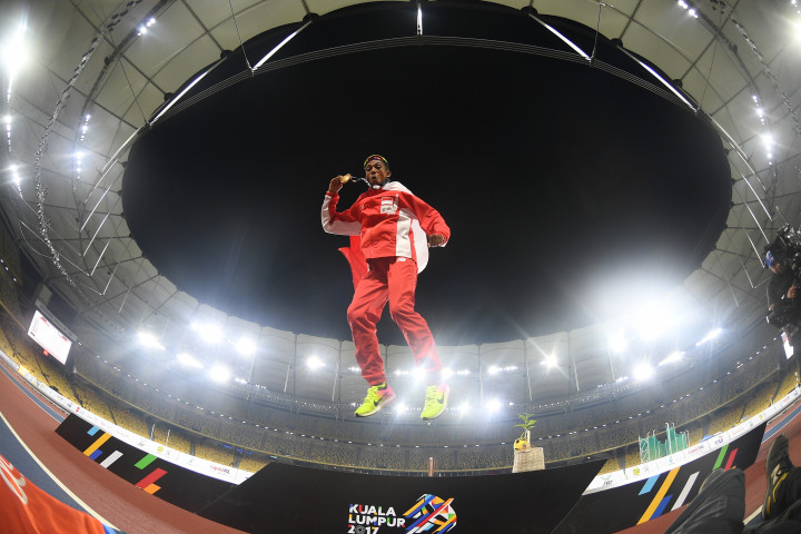 Agus Prayogo melompat gembira usai resmi mengalungi medali. Sebelumnya lari 10 ribu meter juga menyumbangkan emas dari kelas putri.